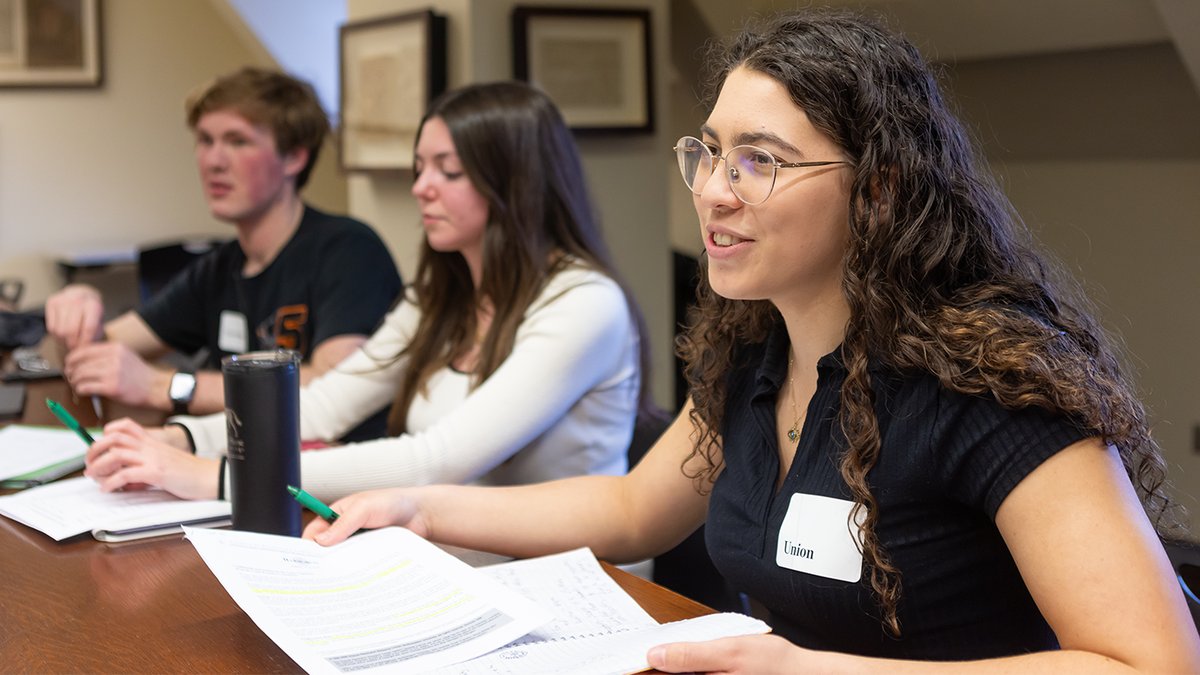 UChicago students debate and make deals in ‘Psychology of Negotiation’ course
