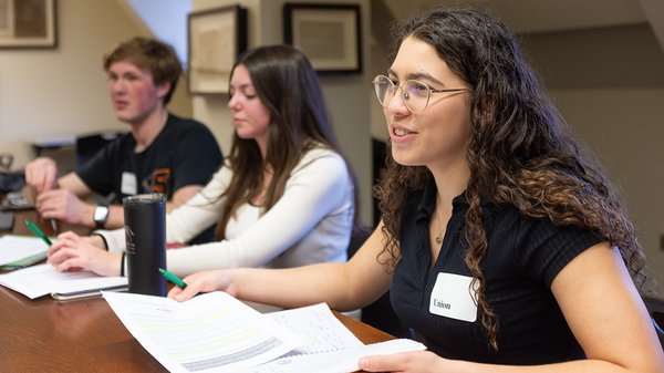 UChicago students debate and make deals in ‘Psychology of Negotiation’ course